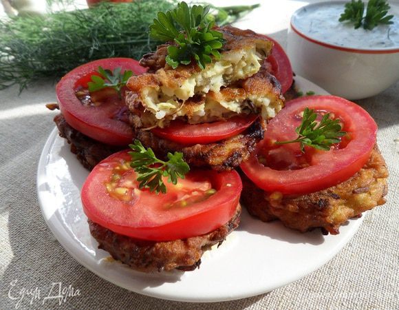 Подаем оладьи с соусом, помидорами и зеленью.