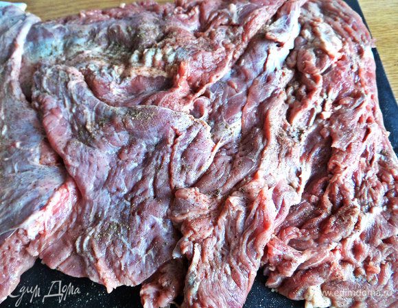 Отбить. Посолить, поперчить и замариновать в уксусе с водой на час в холодильнике.