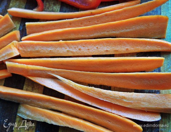 Для начинки морковь разделить вдоль на 6 частей.