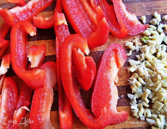 Перец поделить на полоски, чеснок измельчить. Чеснока столько, если любите.