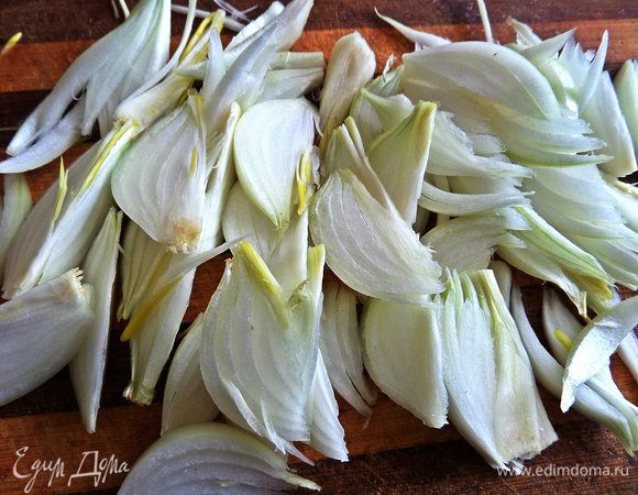 Лук разрезать на полукольца.