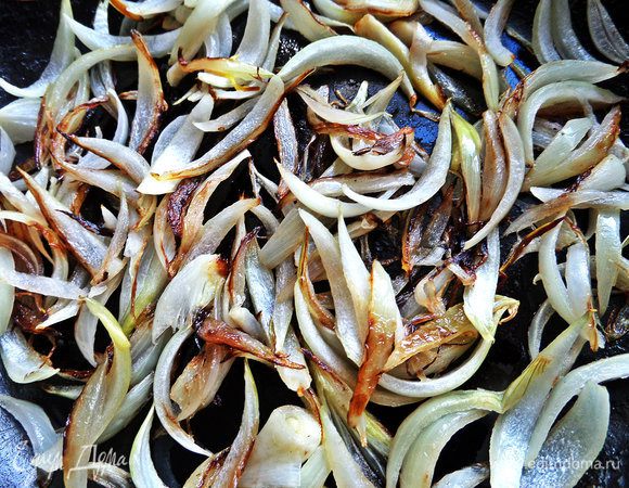 Обжарить лук в масле. Я еще добавила к луку 2 горсти шампиньонов.