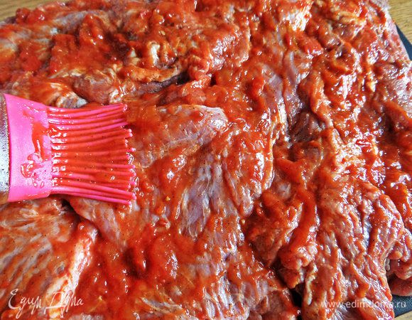 Вначале промаринованное мясо смазать готовой сальсой или кетчупом.