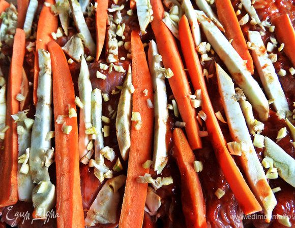 Положить, чередуя, морковь и сельдерей, сверху — чеснок.