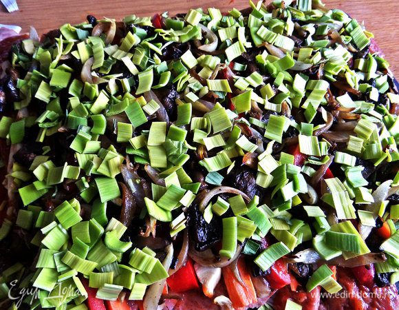 Слой измельченного порея или другой зелени.