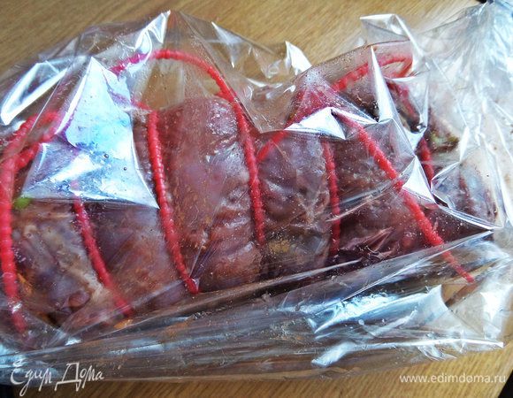 Помещаем рулет в рукав для запекания и, чтобы сок не вытекал при запекании, фиксируем скрепками и края поднимаем вверх. Если в процессе рукав сильно надувается, сделать несколько проколов зубочисткой. Я проколола после переворачивания.