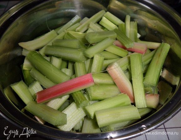 Ревень моем, очищаем, нарезаем. Складываем в кастрюлю.
