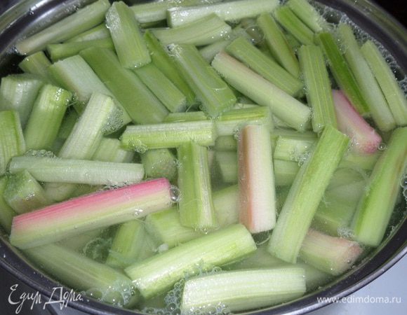 Добавляем сахар и 1,5 л воды. Ставим на огонь.