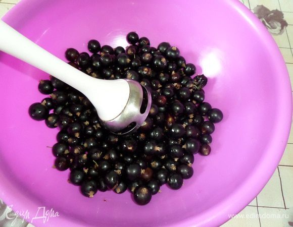 Смородину выкладываем в чашку.