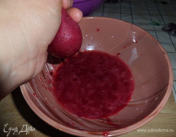 С помощью марли выжимаем сок.