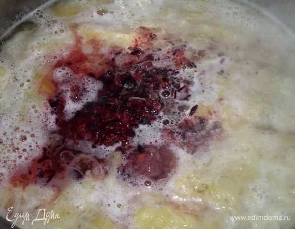 Жмых от смородины выкладываем в кастрюлю к ревеню, даем покипеть 2-3 минуты. Снимаем с огня.