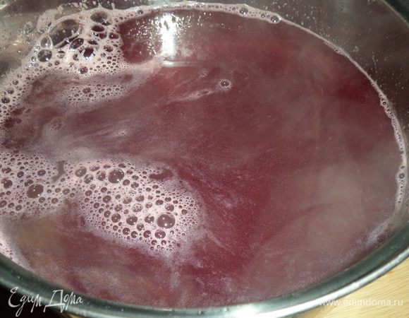 Процеживаем приготовленный напиток. Охлаждаем. Я ставлю кастрюлю с напитком в большую чашку с холодной водой.