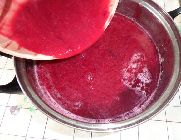 В кастрюлю с охлажденным напитком добавляем свежевыжатый черносмородиновый сок. Хорошо перемешиваем. По вкусу можно добавить сахар.
