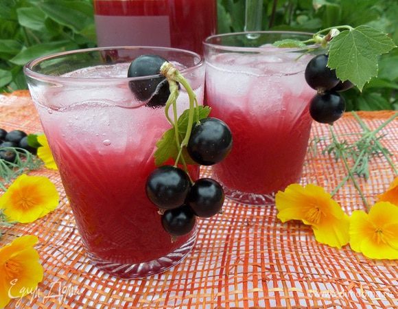 Подаем напиток, добавив кубики льда.