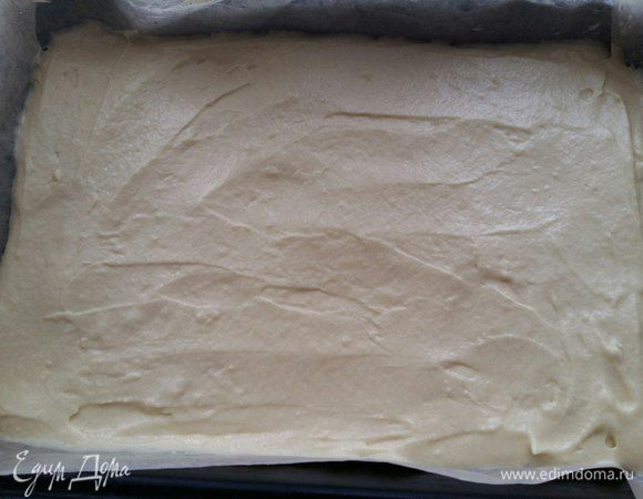 Выльем в форму половину нашего теста.