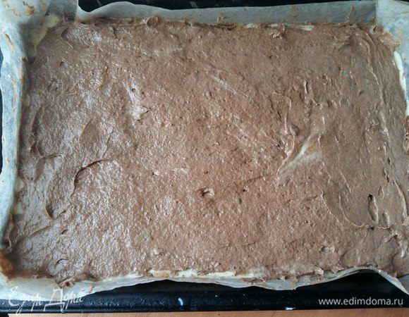 Аккуратно выливаем коричневое тесто поверх белого и равномерно распределяем по всей поверхности формы.