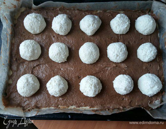 Выкладываем по всей поверхности будущего пирога.