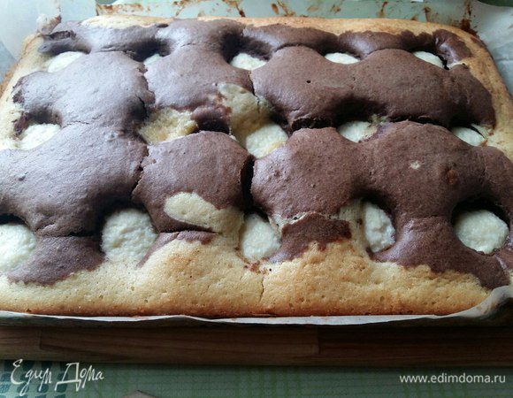 Достаем готовый пирог из духовки, вынимаем из формы и оставляем остывать. Тем временем приготовим крем для украшения пирога. Возьмем жирные сливки, не менее 33%, смешаем с сахарной пудрой и взобьем до устойчивых пиков. Этот процесс я не фотографировала.