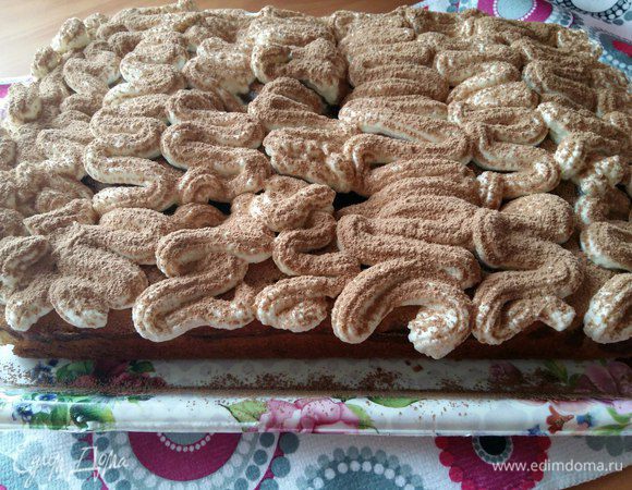 Украсим остывший пирог по своему усмотрению. Сверху припорошим какао.