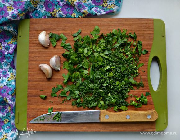 Зелень помойте, обсушите и мелко порубите. Чеснок выдавите через пресс.