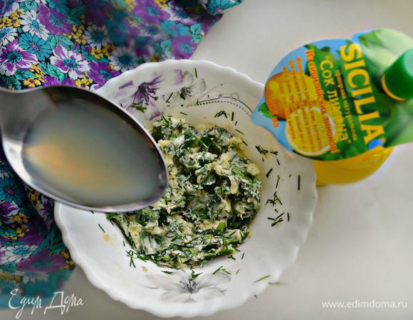 К маслу комнатной температуры добавьте порубленную зелень, чеснок и лимонный сок ТМ SICILIA. Перемешайте.