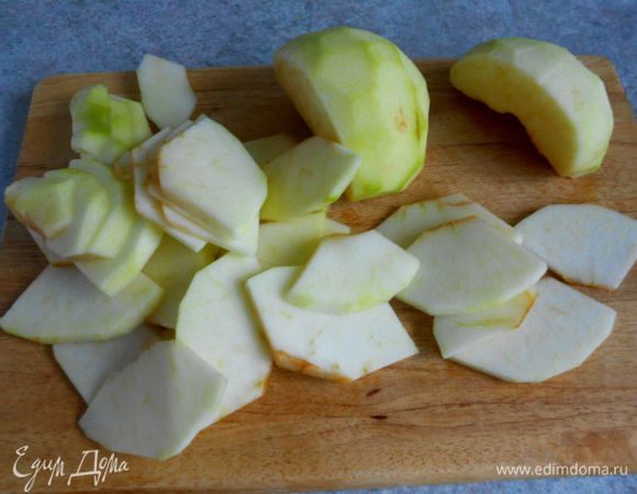 Очистить их от кожуры и сердцевины, нарезать четвертинками, затем — пластинами.