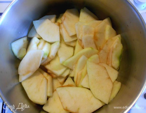 Положить их в кастрюлю, добавить сахар, немного воды и готовить на маленьком огне несколько минут. Они должны стать чуть мягче, но сохранить форму.
Духовку разогреть до 200°С.