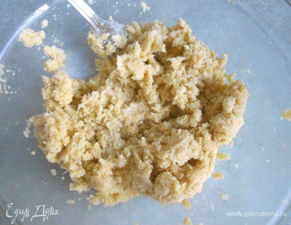 Влить 2-3 ст. л. холодной воды, продолжая перемешивать. Собрать тесто в шар, обернуть пищевой пленкой и убрать в морозильную камеру на 10 минут или в холодильник до того момента, когда будете готовы использовать его.