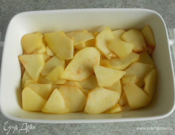 Керамическую или стеклянную жаропрочную форму смазать маслом, выложить в нее  яблоки. Можно готовить в индивидуальных формах.