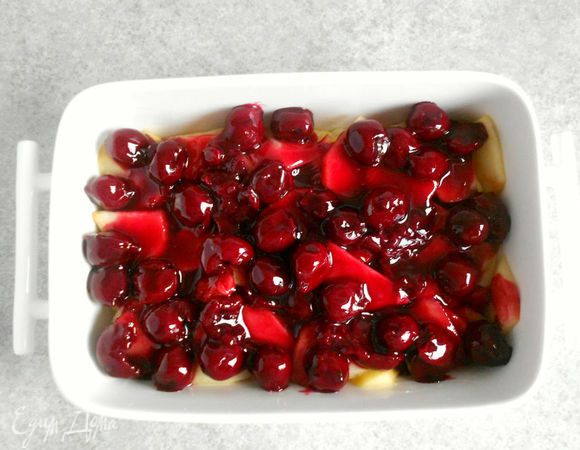 Сверху распределить вишню. На этом этапе можно добавить еще сахар по вкусу, любые специи, например, 0,5 ч. л. корицы или имбиря.