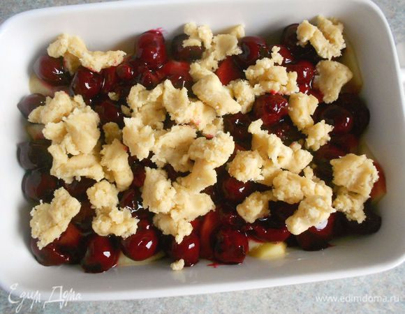 Охлажденное тесто крупно раскрошить руками на фрукты, не придавливая кусочки.