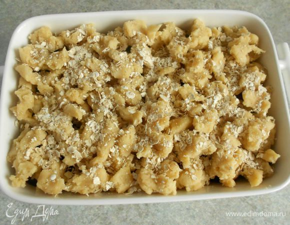 Сверху посыпать овсяными хлопьями.