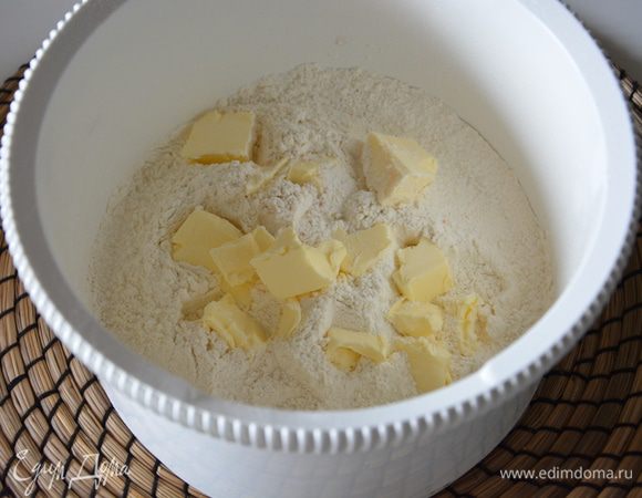 Очень сильно охлажденное масло нарезать кубиками или натереть на терке. Муку просеять с солью.