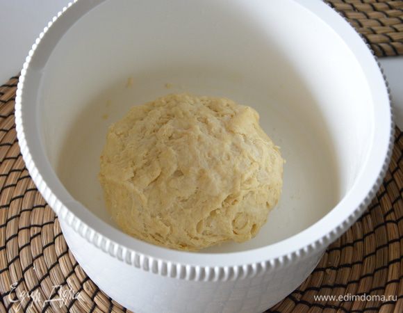 Понемногу добавлять ледяной воды. Может уйти больше или меньше. У меня ушло где-то 9 ст. л. воды. Собрать тесто в шар и дать отдохнуть минуту на столе под полотенцем, а затем завернуть в пакет и убрать в холодильник на 5 минут. Тесто мне показалось туговатым. Возможно, причина в том, что пришлось использовать 2 муки разной марки и качества.