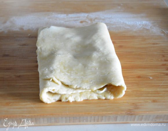 Сложить края теста друг на друга, как на картинке.