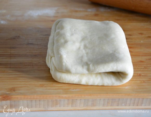 Раскатать по сгибу, сложить пополам, завернуть в пакет и убрать в холодильник на час.