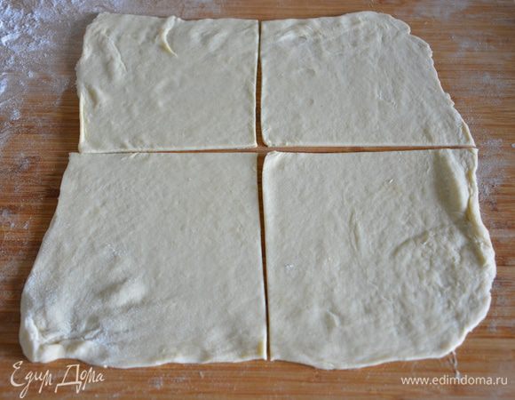 Использовала одну половинку теста, получилось 8 слоек. 
Разрезать тесто еще раз пополам, раскатать в пласт и разделить на 4 квадратика.