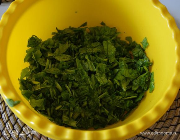 Щавель мелко нарезать и немного помять руками.
