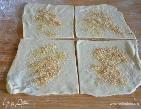 На каждый квадратик выложить по 0,5 ч. л. (или около того) панировочных сухарей.