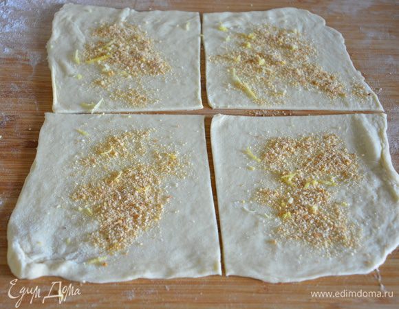 Сверху натереть лимонную цедру, совсем чуть-чуть.