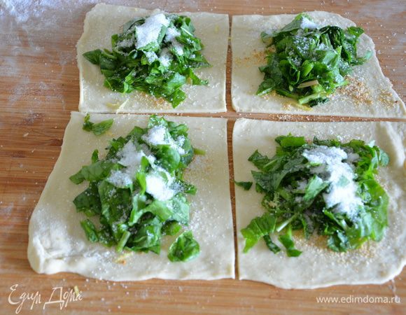 Посыпать сахаром, можете меньше, можете больше. Я добавляла по неполной ч. л. сахара, получилось кисло-сладко. 