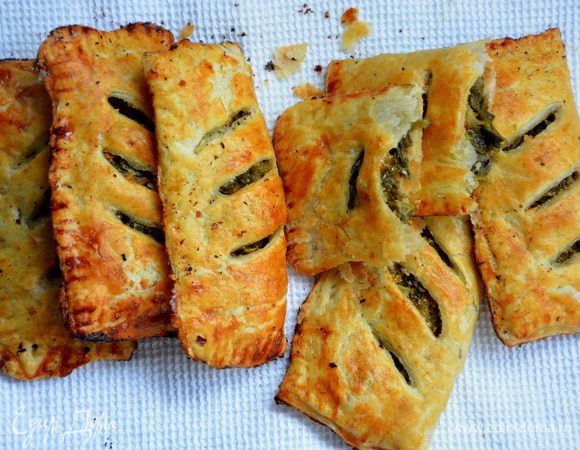 Яйцо смешать с 1 ст. л. воды. Смазать слойки яйцом. Этот шаг рекомендую пропустить. Не вижу в нем никакого смысла. 
Выпекать в хорошо разогретой духовке при 190°С до румяной корочки 20-25 минут. Приятного чаепития!