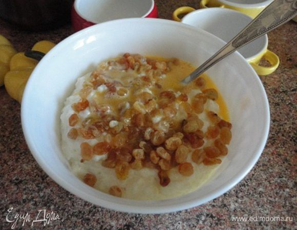 В почти остывшую кашу выложить изюм без жидкости и растертые с сахарной пудрой желтки. Перемешать. Белки взбить в крепкую пену. По желанию можно в белки добавить 1 ч. ложку ванильного сахара.