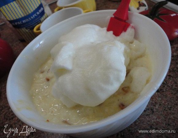 Духовку разогреть до 180°С. Ввести белки в рис, осторожно перемешивая движениями сверху вниз.