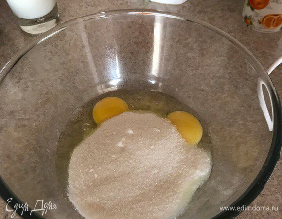 Яйца взбить с сахаром. 