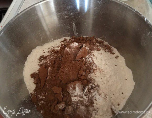 В муку добавить какао и разрыхлитель, тщательно перемешать. 