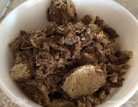 Халву поломать на кусочки среднего размера. 