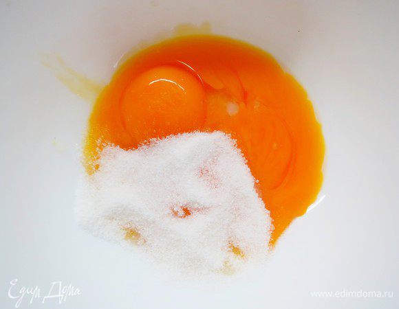 Готовим фисташковый бисквит. Желтки и 15 г сахара взбить добела, добавить ванильный экстракт.