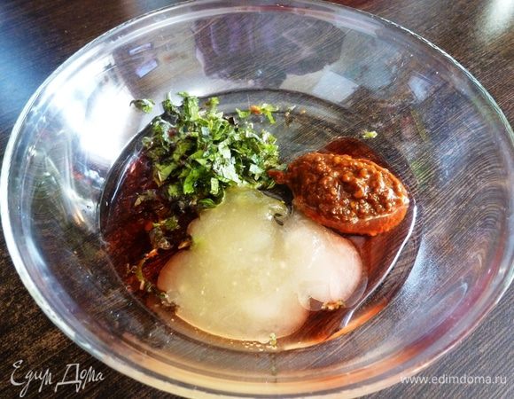 С веточек мяты оборвем листики и нарежем их соломкой. Приготовим маринад для крылышек из мяты, меда, аджики, виноградного уксуса 6%, оливкового масла. Все тщательно перемешаем.