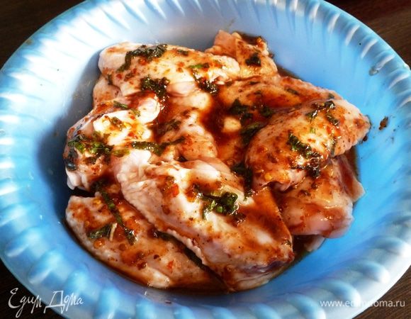 Замаринуем крылышки на пару часов в остром мятно-медовом маринаде, можно дольше, будет только вкуснее.